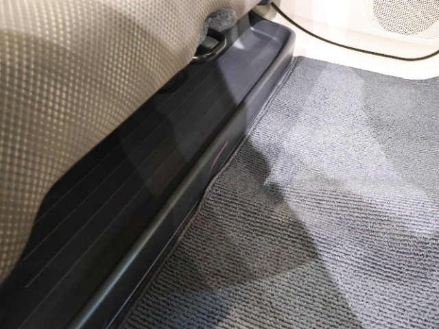2列目シートの下部にはトレーが装備されており、物を収納することができます傘や長靴などの濡れた物を収納することも可能です！