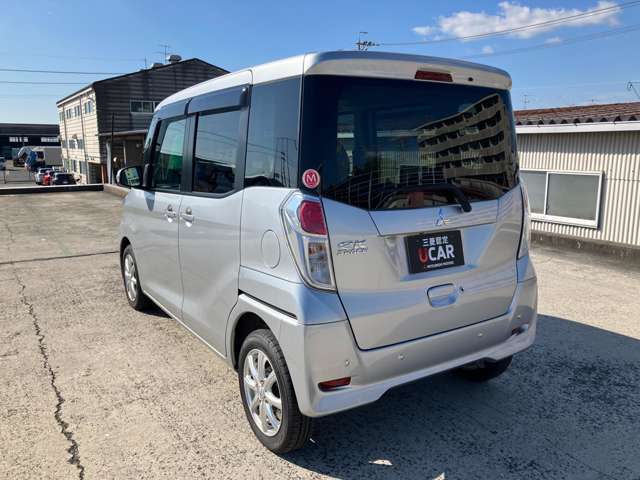 ドアバイザー・フロアマット付きです。