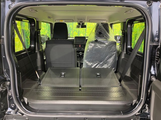 後席を格納すると、これだけの広さが！シーンに合わせたシートアレンジで、大きな荷物も積むことが出来ます♪