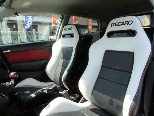 レカロSR3は程よいホールド感で運転に集中させてくれます！