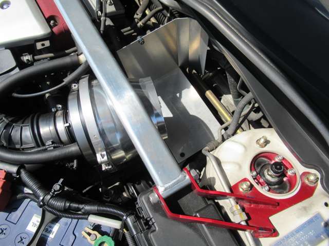 キャンバー角が調整できるピロアッパーマウントの車高調にタワーバー、存在感のあるエアクリーナー装着でやる気にさせてくれるエンジンルームですよ♪