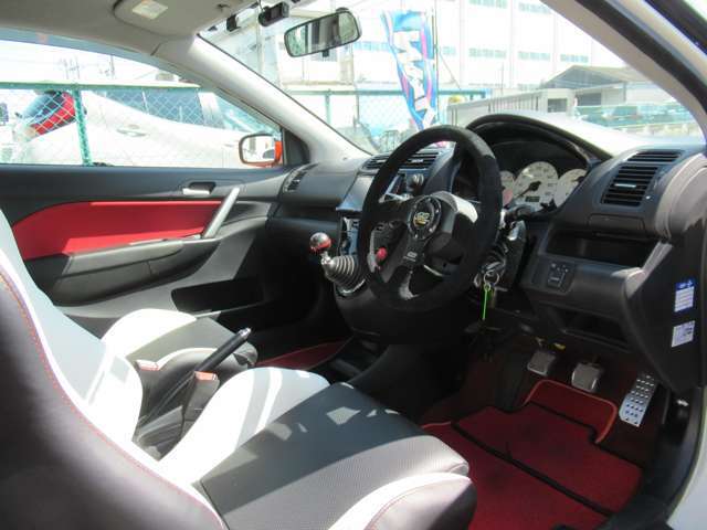 タイプR特有の赤内装がやる気させてくれます！