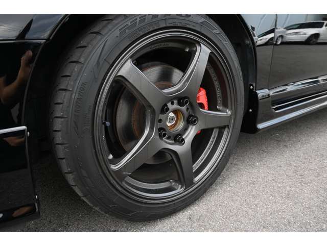 ホイールはワークエモーション”T5R”の17インチ。