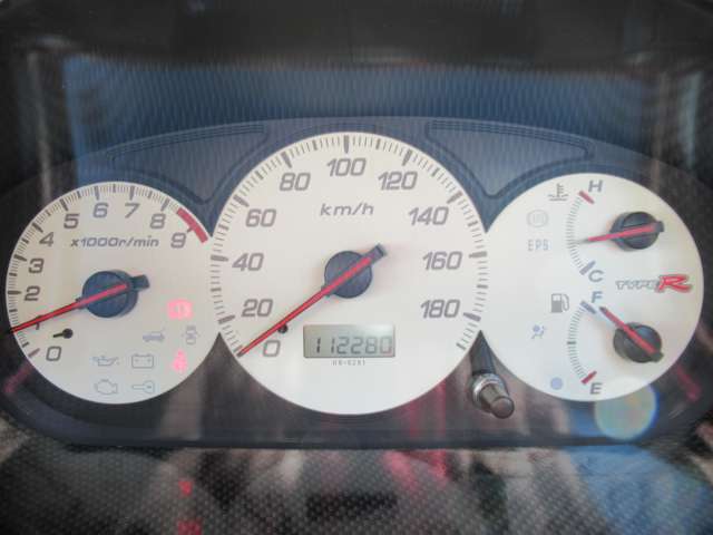 タイプR専用のホワイトの3連メーターは視認性の良いです。