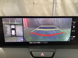 狭い場所での駐車やすれ違いなどでより的確な運転操作に役立つ360°ビューモニターが装備されています。
