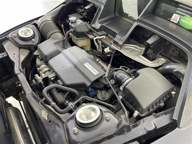 【ミッドシップ】自動車のエンジン配置方式の一つで、エンジンの重心が前後の車軸間に位置します！優れた運動性能が期待できます！