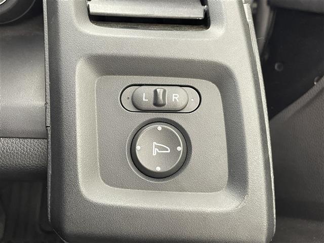 【電動ミラー】運転席のスイッチで、ドアミラーの角度の調整ができます。