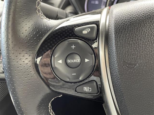 【ステアリングリモコン】手元のボタンから、オーディオやナビなどの操作ができるので、よそ見をせずに安全に運転に集中できます！