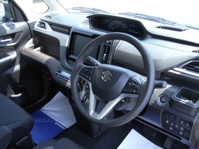 ブラックとボルドーの組み合わせが落ち着いた印象の車内です。足元にゆとりがあり快適◎