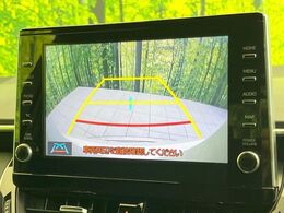 【バックカメラ】駐車時に後方がリアルタイム映像で確認できます。大型商業施設や立体駐車場での駐車時や、夜間のバック時に大活躍！運転スキルに関わらず、今や必須となった装備のひとつです！