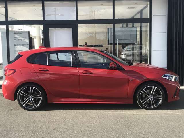 【BMWの伝統-3】BMWのお車は、“駆け抜ける歓び”を体現しております。走行の安定性とコーナリングの良さを追求し、思い通りにハンドルの操作可能です。