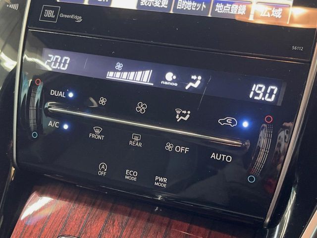 【左右独立型フルオートエアコン】運転席と助手席でそれぞれお好みの温度に設定可能。同乗者にも配慮した、快適な空調をお届け致します。