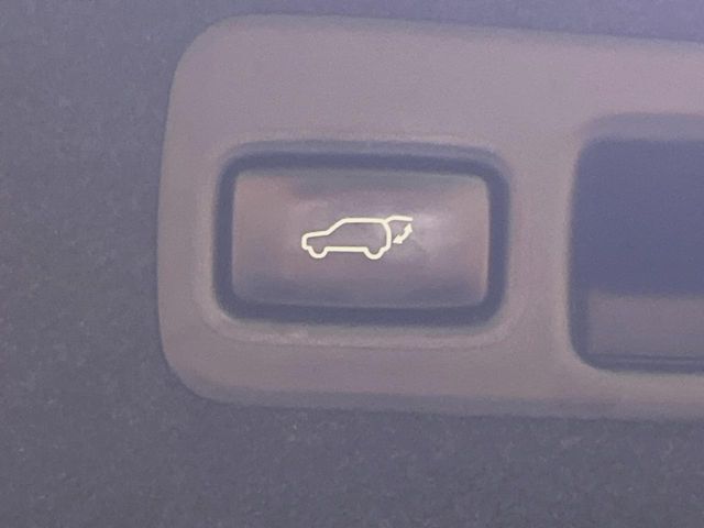 【パワーバックドア】スマートキーや運転席のボタンを押すだけでリアゲートが自動で開閉します！荷物を持っている時や、高い位置にあるバックドアを閉める際に便利な機能です♪