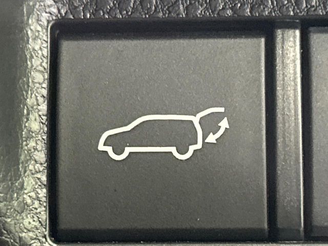 【パワーバックドア】スマートキーや運転席のボタンを押すだけでリアゲートが自動で開閉します！荷物を持っている時や、高い位置にあるバックドアを閉める際に便利な機能です♪