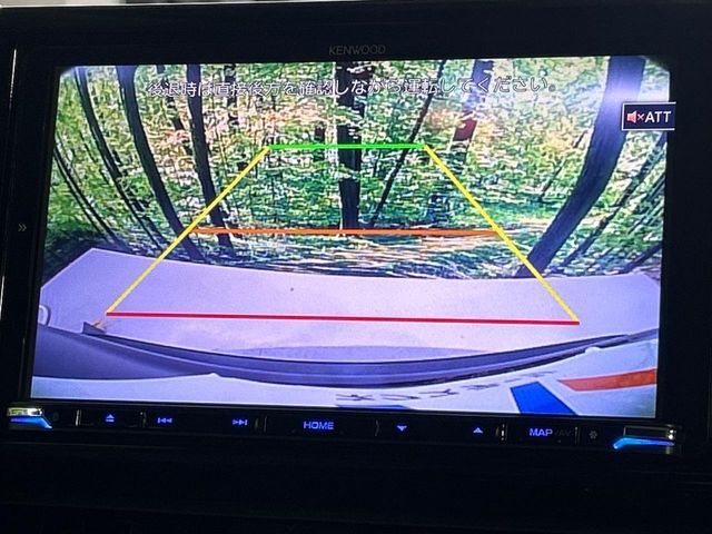 【バックカメラ】駐車時に後方がリアルタイム映像で確認できます。大型商業施設や立体駐車場での駐車時や、夜間のバック時に大活躍！運転スキルに関わらず、今や必須となった装備のひとつです！