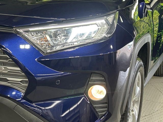 【LEDヘッドライト】悪天候や夜間走行時も良好な視界を確保し安心して運転できる高輝度LEDヘッドライトを装備！点灯速度が早く、消費電力も抑えられています。