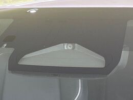 【プリクラッシュセーフティ】前方の車両等を検知し、衝突しそうな時は警報で注意を促し、ブレーキを踏む力をサポート。ブレーキを踏めなかった場合は衝突被害軽減ブレーキが作動、衝突回避をサポートします。