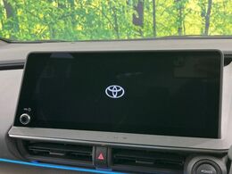 【12.3インチディスプレイオーディオ】スマートフォンと連携が可能な大画面ディスプレイオーディオです。スマートフォンのナビ機能を使用したり、Bluetooth接続で音楽もお楽しみいただけます！