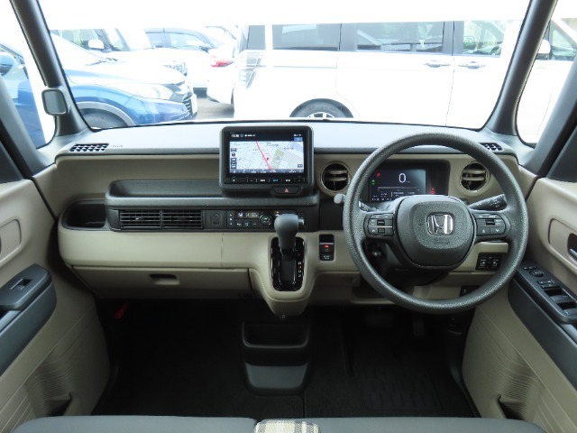 ドライバー目線の画像です。室内や視界もとても広いため運転しやすいですよ。ぜひご来店の際はお掛け下さい。