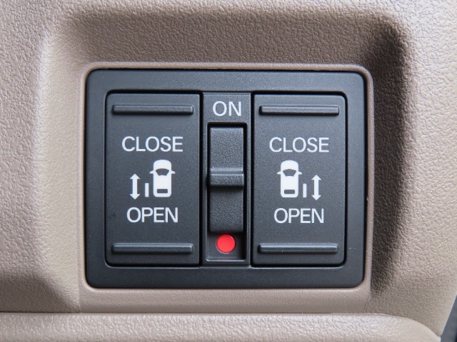 乗り降り便利な両側電動スライドドア！運転席やリモコンキーのスイッチから開閉操作が可能です。