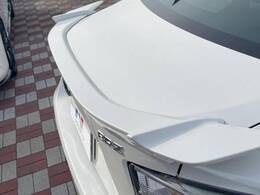 【リヤスポイラー】スポーツカーらしさがグッと引き立つ大型リヤスポイラーを装着♪高速走行時のスタビリティ（走行安定性）向上に役立ちます。