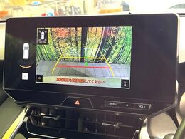 【バックカメラ】駐車時に後方がリアルタイム映像で確認できます。大型商業施設や立体駐車場での駐車時や、夜間のバック時に大活躍！運転スキルに関わらず、今や必須となった装備のひとつです！