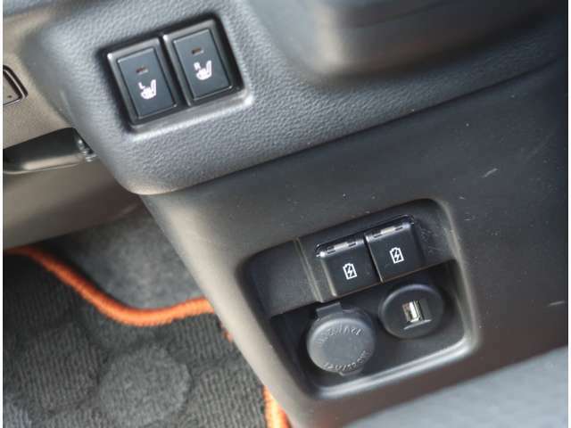 左右シートヒーター　USBチャージャ端子X2　ナビ接続USB付き　DC12Vシガー電源ソケット