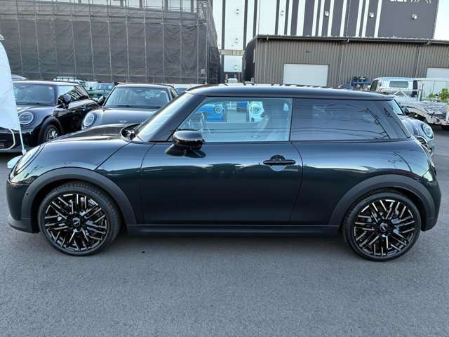 営業時間は10：00から18：30までとさせて頂いております。誠にかってながら毎週月曜日、火曜日は定休日となります。ご来店予約、在庫確認等お気軽にくださいませ。