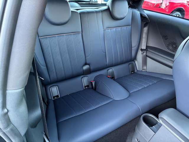 後部座席も、へたり・破れなどがなく、キレイな状態です！