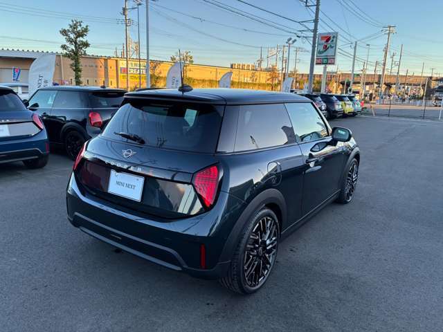 全国の正規ディーラーにてメンテナンスなどが可能な保証付き認定中古車となります！100項目にもおよぶ点検を納車前に行い、ご自宅まで納車（全国納車）いたします！