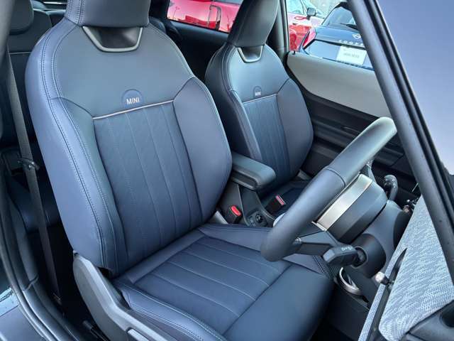 フェイバードトリムのべスキン（合皮）シートになります。質感が非常に高いシートです。