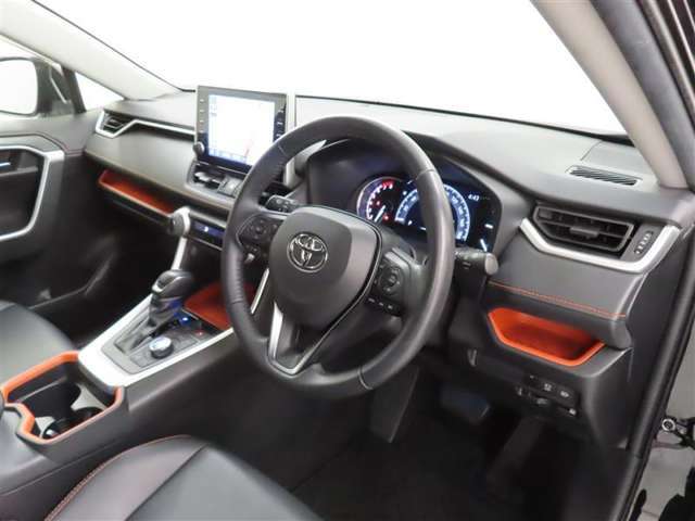 高揚感の高まる美しいインテリアデザインの運転席です。