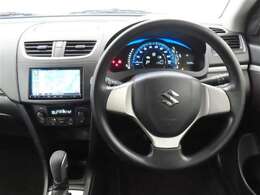 スタイリッシュなインパネ周りです！運転の際、常に目にする部分は、シックにまとめた飽きの来ないデザインが人気です！