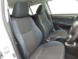 体を包み込むような形状で、ホールド感のあるフロントシート。しっかりと支えてくれるので、長時間の運転を快適にサポートしてくれます。