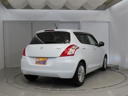 バックドアは大きく上に跳ね上がりますので荷物の出し入れも簡単に出来ます。雨の日にはバックドアが雨避けになってくれますよ☆