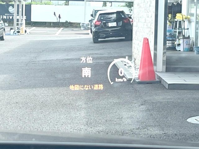 ●ヘッドアップディスプレイ：現在の速度や走行情報をデジタル表示で運転席前方のガラスに投影！運転中、視線をずらさず必要な情報を確認できるのでとっても便利で安心！