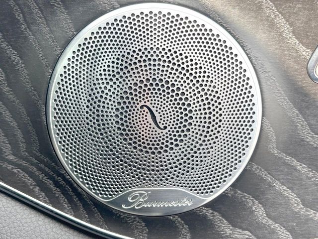 ●Burmesterサラウンドシステム：ハイエンドオーディオ専門メーカーが手掛ける車専用のプレミアムスピーカーを装備。多数のスピーカーから、音の粒立ちまで分かる高品質な音楽をお楽しみいただけます。