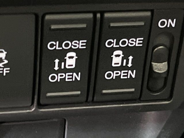 【両側パワースライドドア】スマートキーや運転席のスイッチで後席両側スライドドアの開閉が可能♪電動だから力を入れてドアを開ける必要が無く、小さなお子様でも簡単に開け閉めでき快適です♪