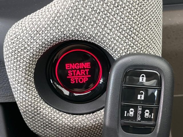 【Hondaスマートキー】カバンやポケットに入れたままでもドアの施錠・解錠が可能なスマートキーを装備。エンジンのオン・オフ時もカギを取り出す必要が無いからとっても便利です♪