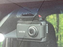 【ドライブレコーダー】安心・安全なカーライフに必須のドライブレコーダーを装備！走行中はもちろん、あおり運転や事故に遭遇した際の状況も映像で記録し、万一のリスクに備えます。