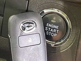 【キーフリーシステム】カバンやポケットに入れたままでもドアの施錠・解錠が可能なスマートキーを装備。エンジンのオン・オフ時もカギを取り出す必要が無いからとっても便利です♪