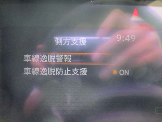 車線逸脱防止機能付き♪ふらつき防止も兼ねており安全装備でもありますね♪白線をまたいで走行しますと警報音でお知らせしてくれますので、長距離ドライブ時など安心です。