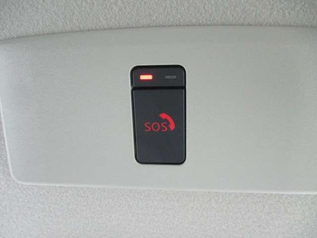 SOSコールは急病時やあおり運転被害などの危険を感じた時スイッチを押すと専門のオペレータに繋がって警察や消防への連携をサポ―トしてくれます。万が一の事故発生時にはエアバック展開と連動して自動通報します。