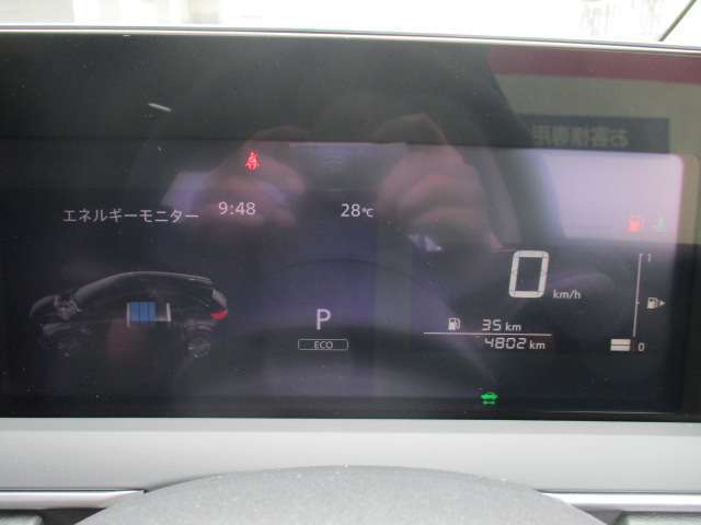 アドバンスドドライブアシストディスプレイが、e-POWERドライブには欠かせないバッテリーやエンジンの状態をはじめ、車の機能設定や作動状況など、様々な情報を表示し快適で安全なドライブをサポートします。