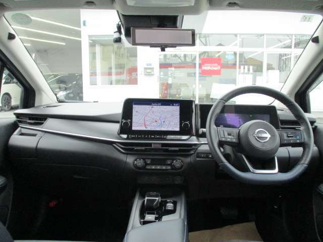 開放的で周囲が広く見渡せる運転席は車両の感覚がつかみやすくて安心安全です♪雨の日も視界良好、油膜や汚れの付着を防止するウィンドウ撥水の施工も承ります♪フロントガラスだけでなく、全ガラスに施工可能です☆