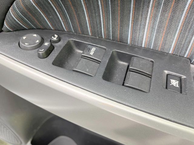 【電動格納ミラー】サイドミラーは電動格納式となっており、狭い駐車場でもキズがつくリスクを抑えられます。