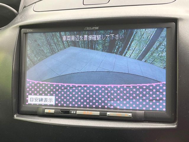 【バックカメラ】駐車時に後方がリアルタイム映像で確認できます。大型商業施設や立体駐車場での駐車時や、夜間のバック時に大活躍！運転スキルに関わらず、今や必須となった装備のひとつです！