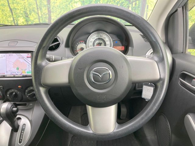 インテリアに合わせたデザインのステアリングは、運転される方のことも考え、運転しやすい形状、大きさです。是非一度、実際に触ってお確かめください。