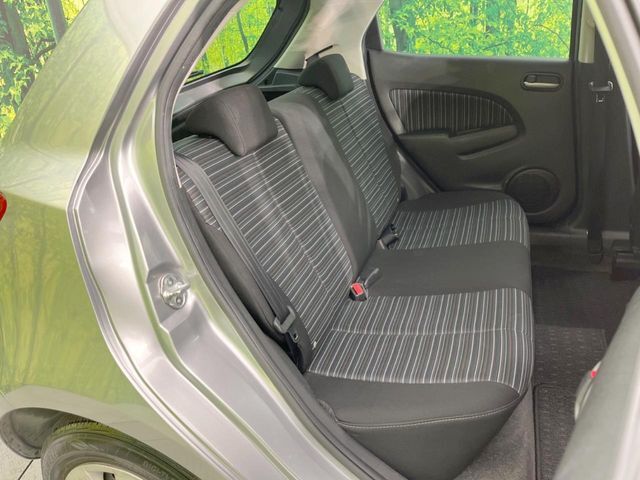 後部座席も気になるようなキズ・汚れやへたり等、大きなダメージはなく、良好な状態です。
