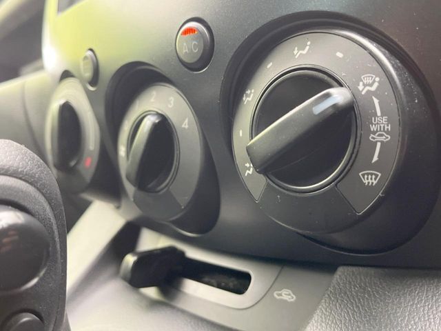 寒い冬も暑い夏も全席に快適な空調を届けてくれる、ダイヤル式エアコンを装備♪